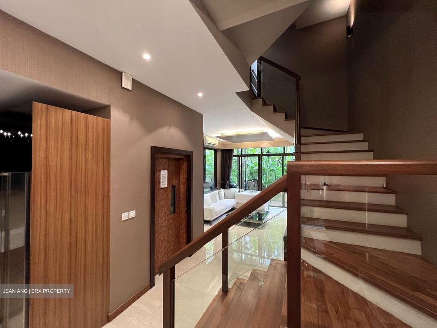 Holland Link (D10), Terrace #498939101